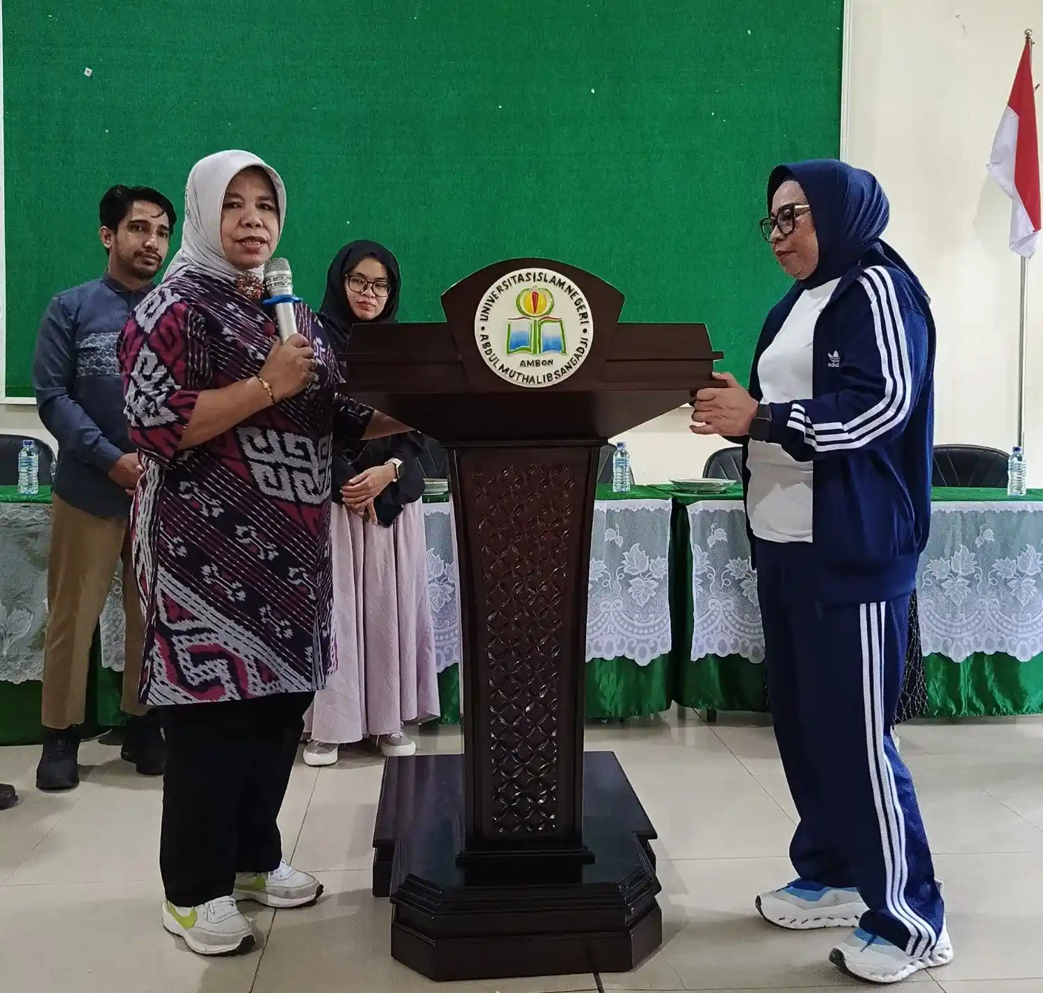 Penerimaan Mimbar oleh Ibu Eka Dahlan Uar