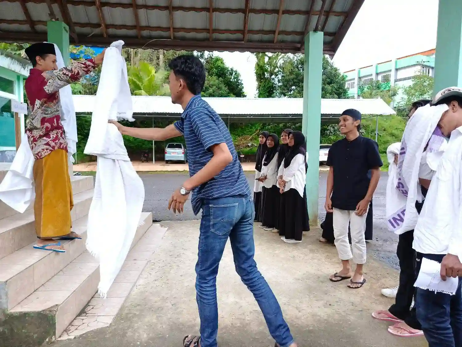 Praktik Memakai Ihram